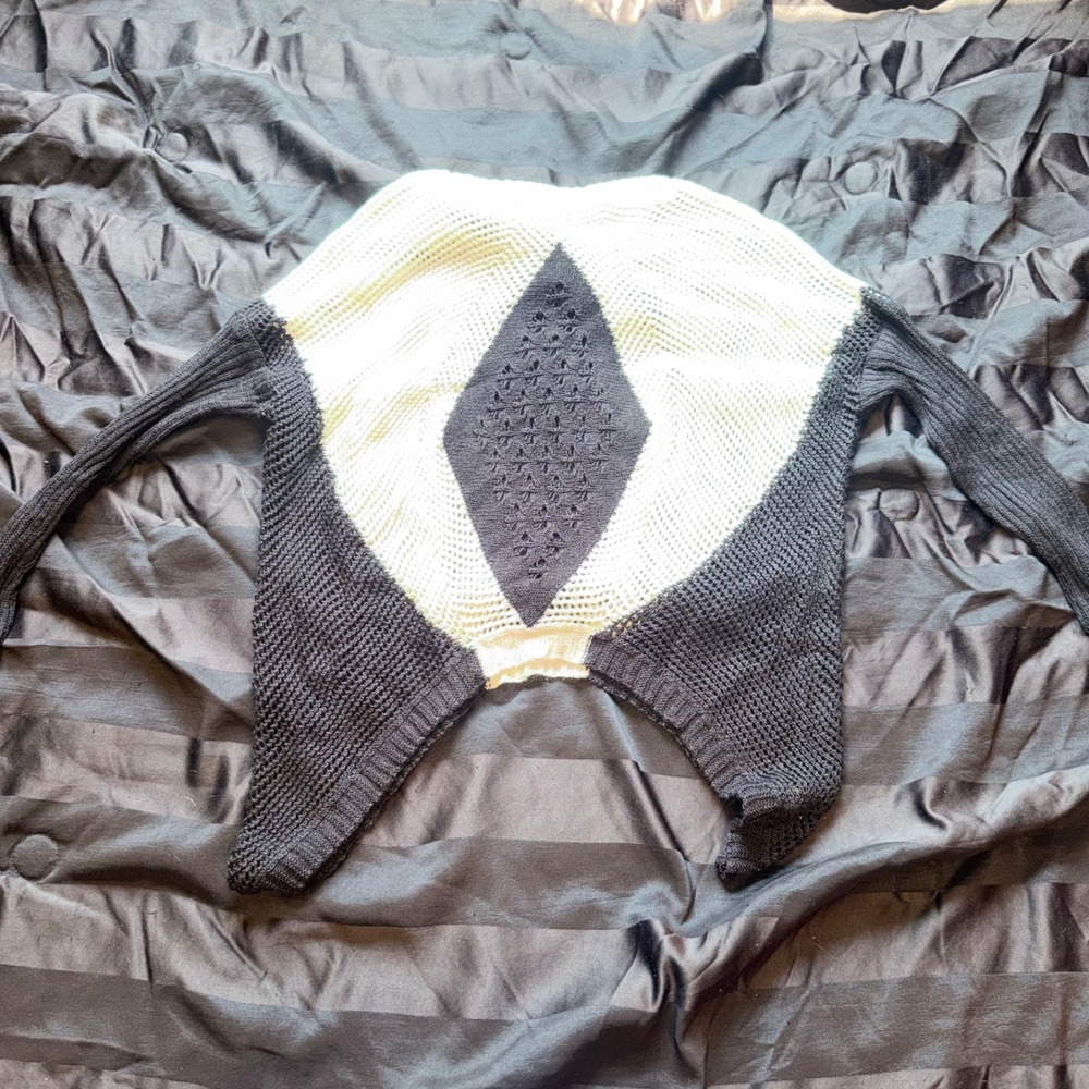 Charming Charlie Sweater Womens Small Black White Sharkbite Hem Boho Geometric